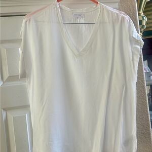 Dear John’s Women’s short sleeved v-neck shirt